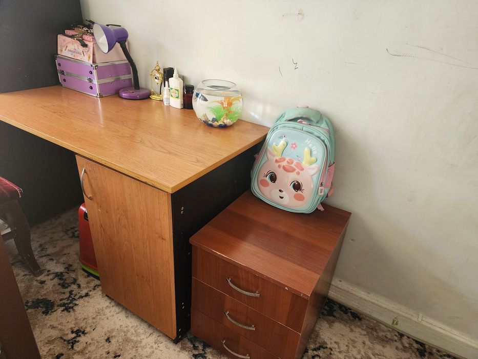 Продаётся прихожая, письменный стол  и 2 детских кроватя