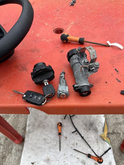 Pompa auxiliara apa seat ibiza ,audi  skoda 6j fwa,kit pornire seat ibiza ,contanct,butuc usa ,buson ,ceasuri bord,calculator ecu,calculator auziliat