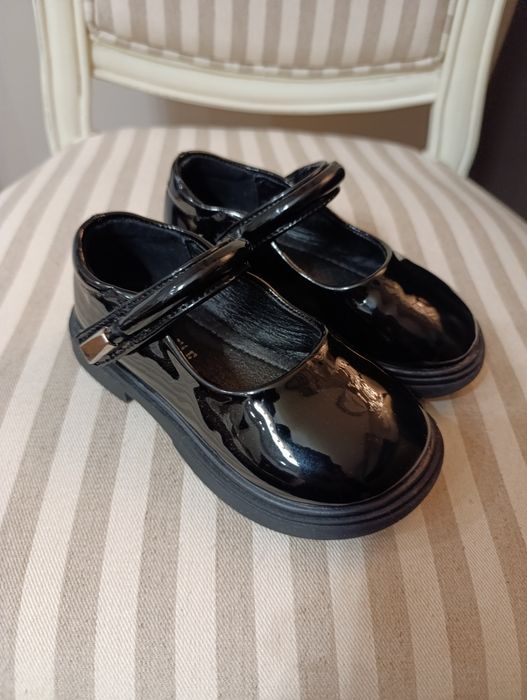 Два чифта лачени обувки 28 номер