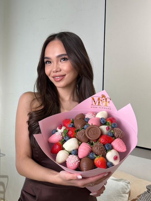 Свежие клубника в шоколаде букет и в коробке