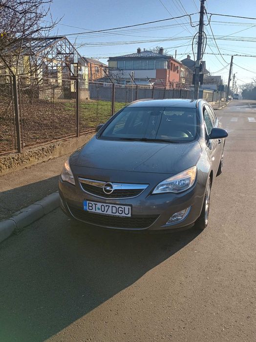 De vanzare Opel astra j