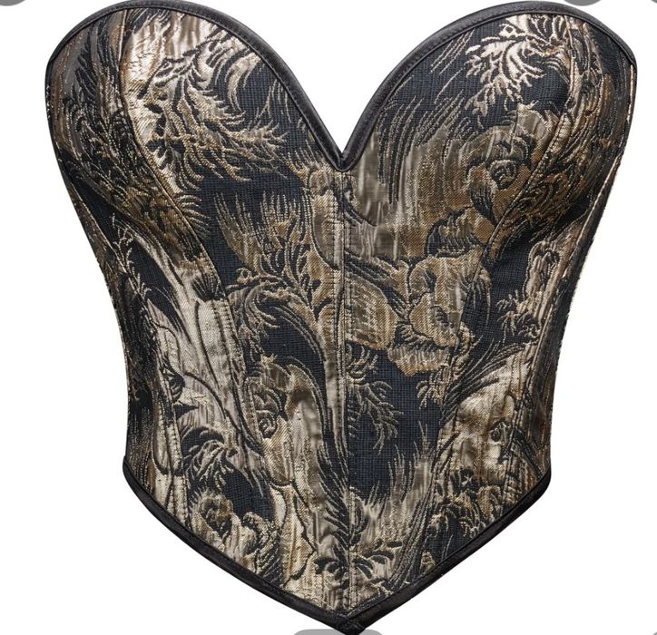 Корсет почеркивает фигуру