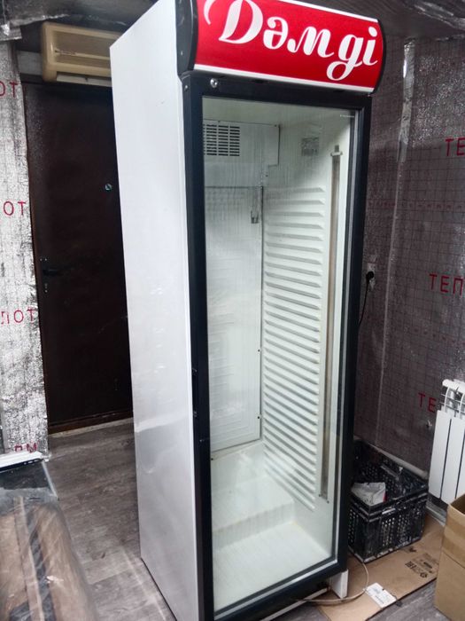 Продам витринный холодильник