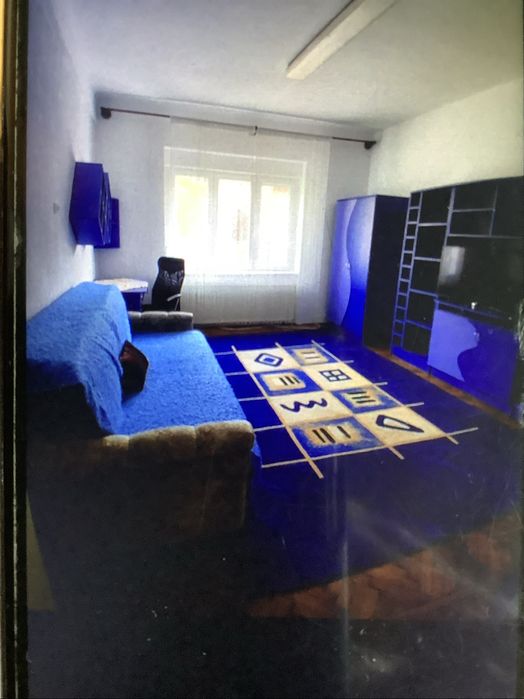 Inchiriez un apartament    central.  cu 2 , camere (piața mare)Titulescu , cu curte