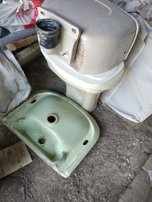 Сантехника б/у продается советская комплект ( унитаз с бачком)