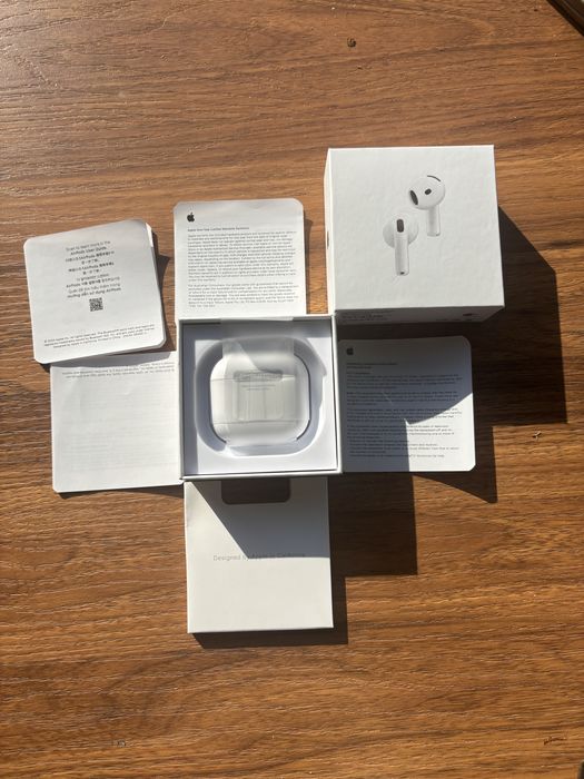 Airpods 4 sigilate, o singura perefhe desigilata pt poza