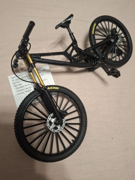 Bicicleta miniatura 1:6 Santa Cruz V10 customized