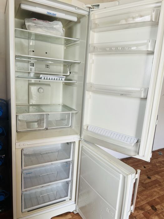 Продам -Холодильник Indesit