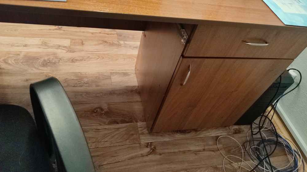 Офисные столы. Шкаф