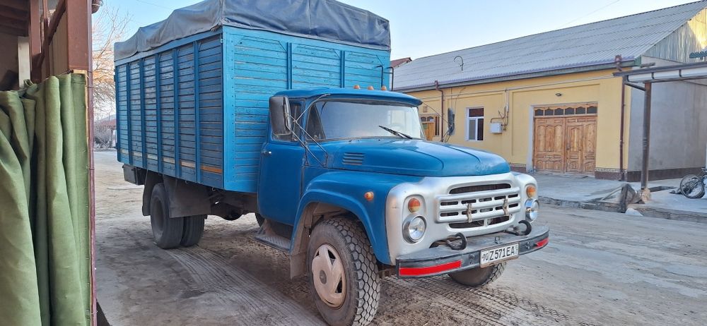 Zil 131 transporti sotiladi
