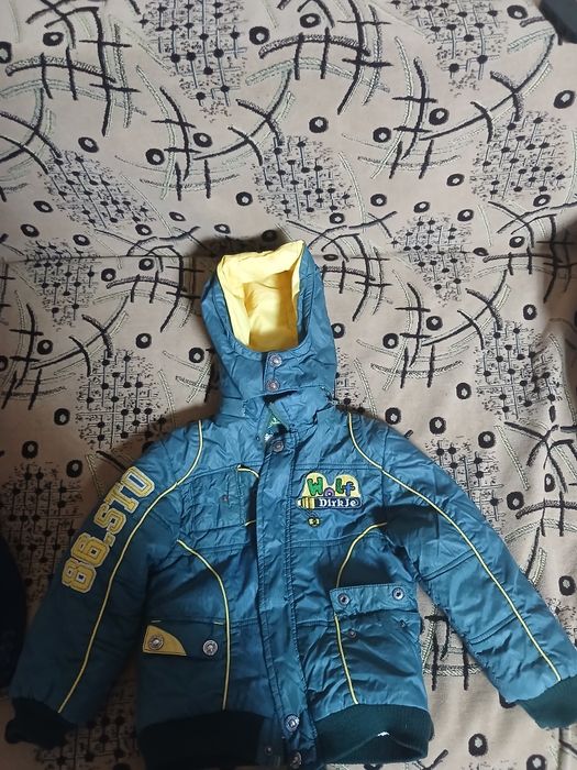 Продам зимние куртки на 3 года