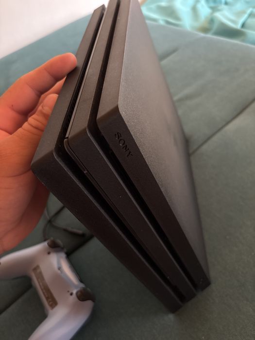 Vand ps4 pro in stare buna de functionare