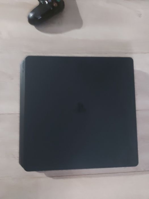 Ps4 slim на 500 GB с 2 джостиками (и с 2 проводами)