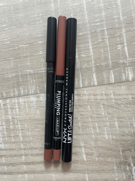 Моливи за устни Rimmel 705 cappuccino, Catrice 150 Queen vibes! Писец за вежди Nyx Ash brown