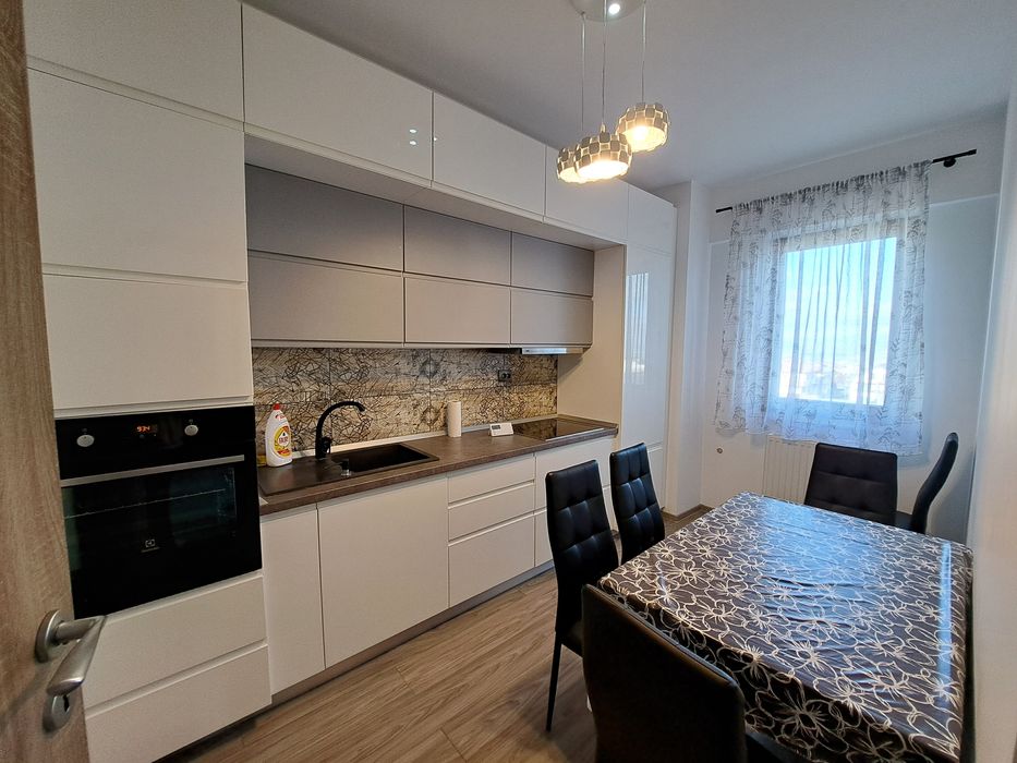 Inchiriez ap cu 2 camere si parcare subterana zona Europa