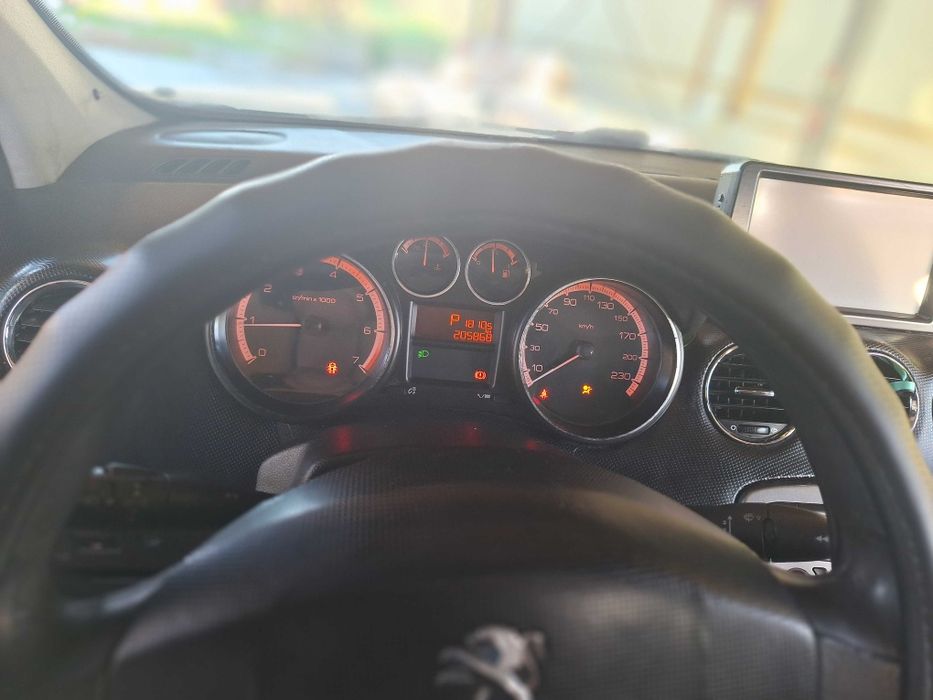 Автомобиль Пежо 408