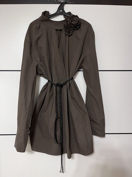 Красивое платье коричневого цвета, темное