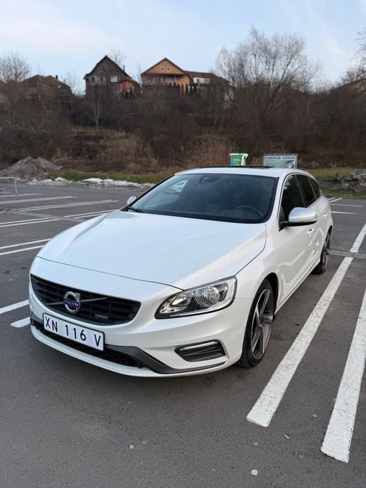Volvo V60 R-Design 2.0 5 Cilindrii Alb Perlat  Incalzire scaune Trapa