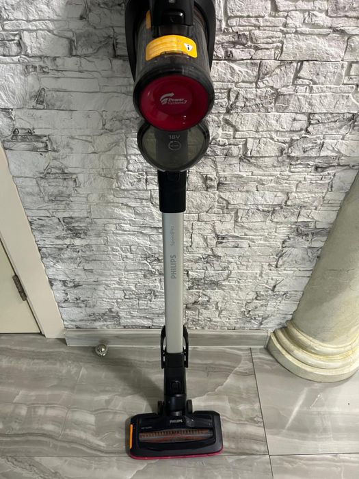 Пылесос PHilips вертикальный