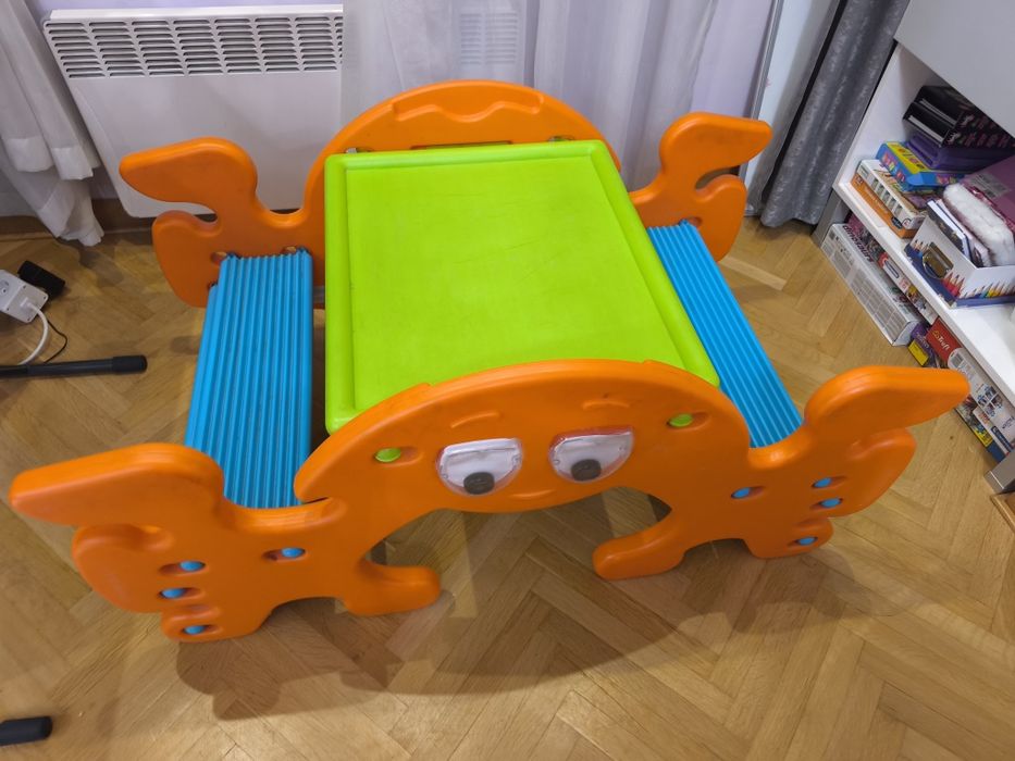 детска маса с четири места за сядане