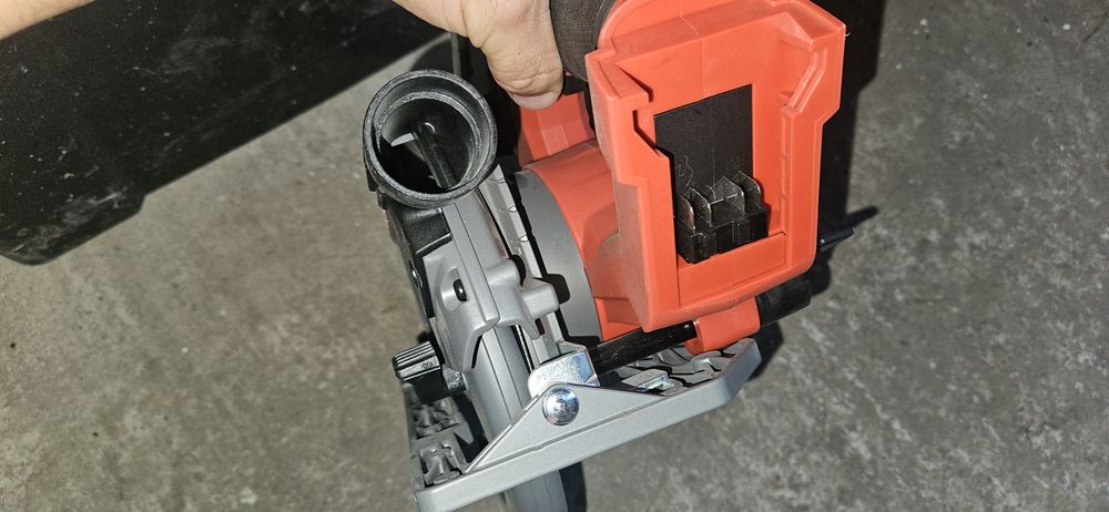 Milwaukee fuel m18   circular si fierestrāu sabie