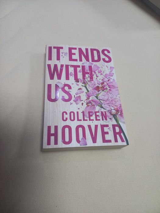 Книга "It ends with us" на Колийн Хувър