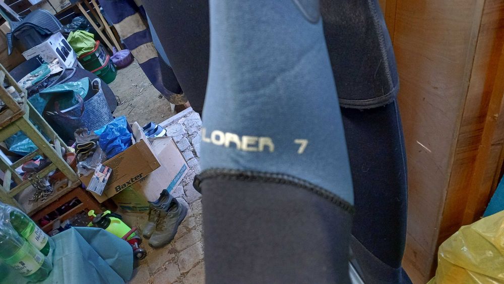 Vând costum de neopren