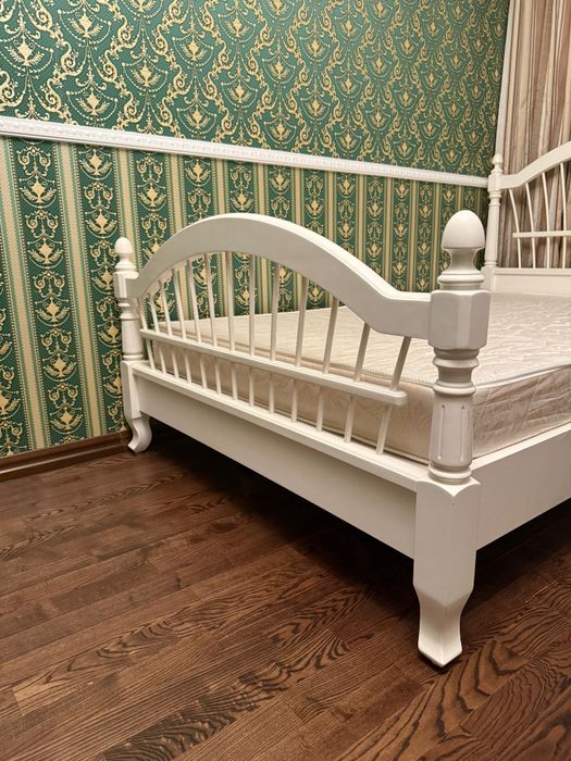 Кровать из массива