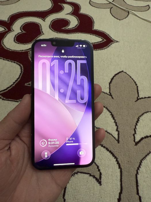 iPhone 13 с документом