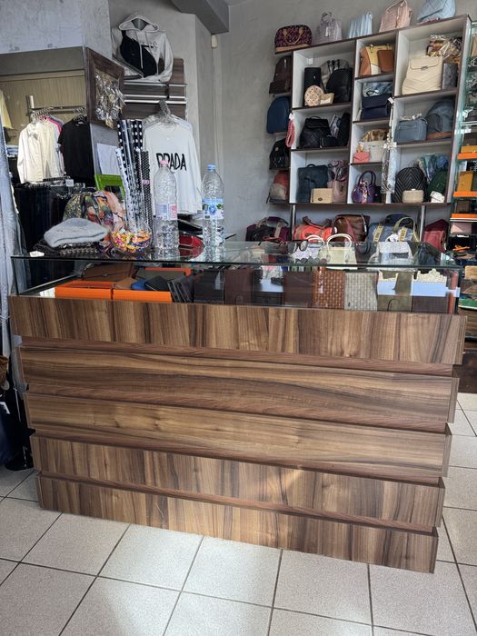 Г-образен магазинен щанд / бюро с витрина – за бутик или магазин