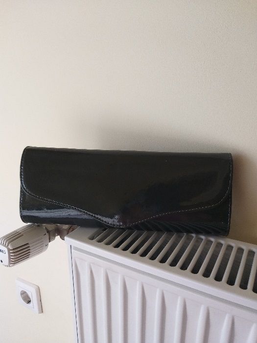 vand posete ocazie din piele lacuita