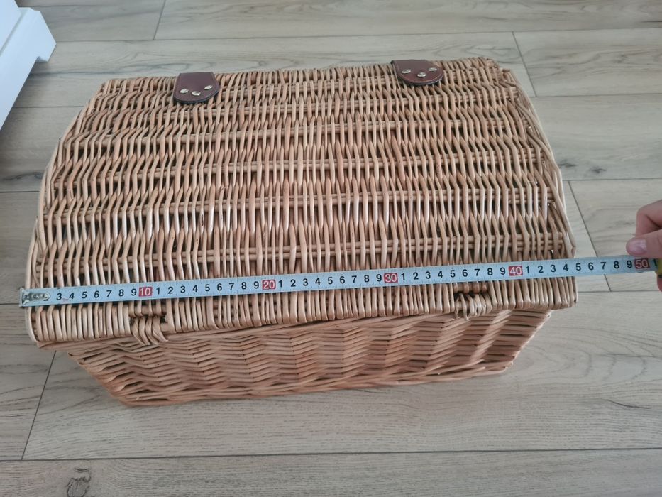 Cos de picnic din nuiele impletite pentru 4 persoane