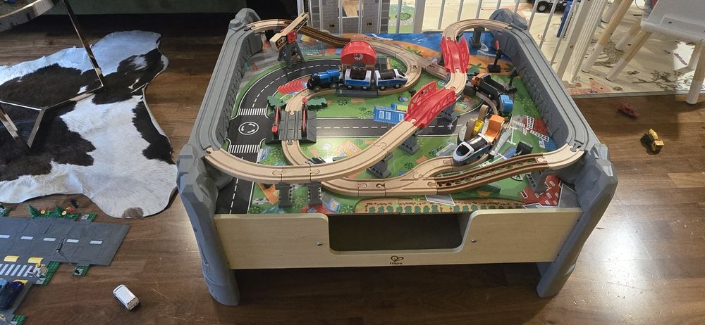 Hape-  Дървена маса с влакче