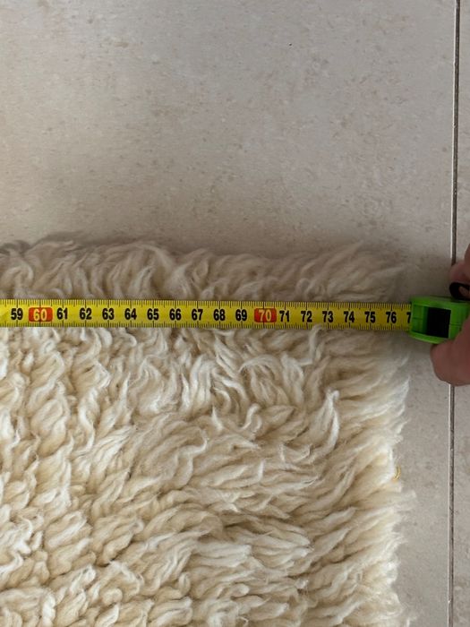 2 бели пухкави килими от естествена овча кожа – още с етикет.