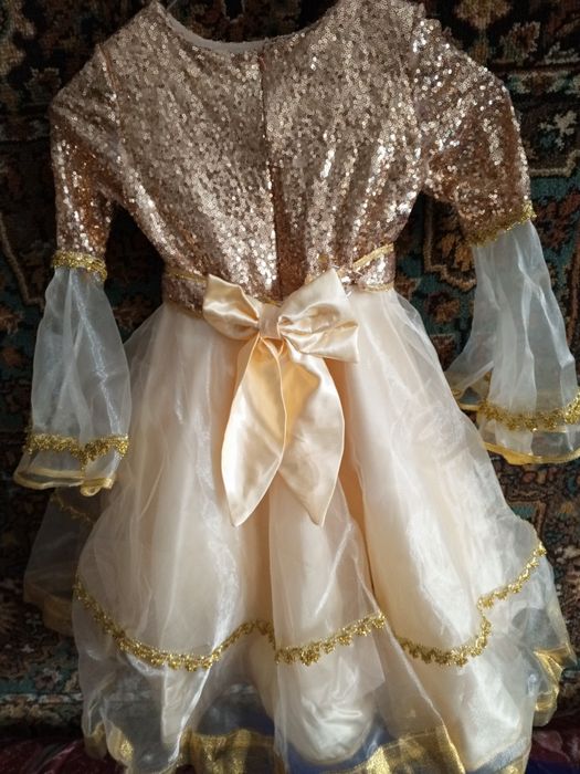 Платье с пайетками, на возраст от 4-7 лет