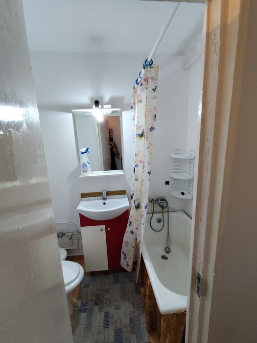 Vând apartament .