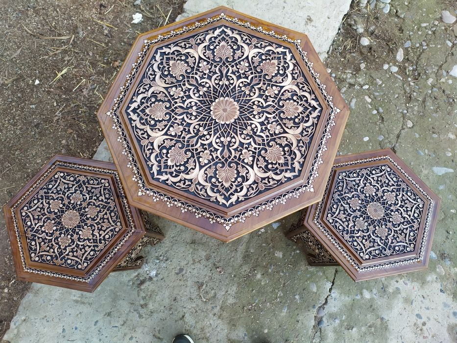 Yonĝoqdan òymakorlik uyslubida ishlangan stol stul