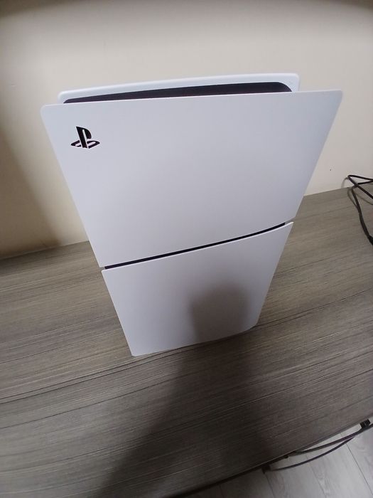 Ps5 slim este foarte impecabil