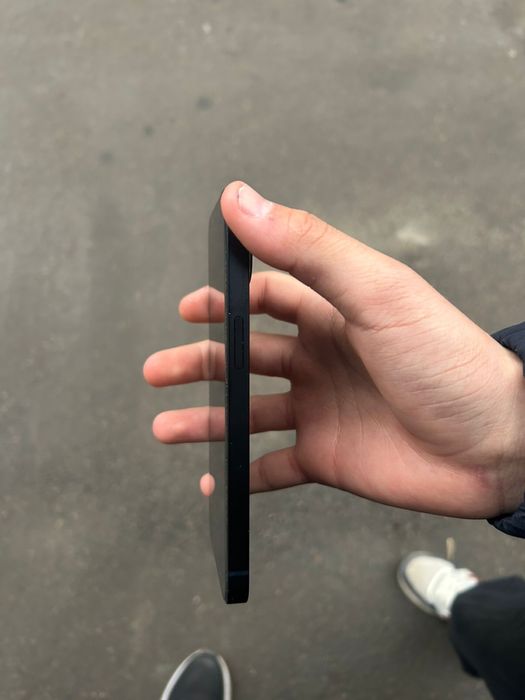 продам 13 айфон