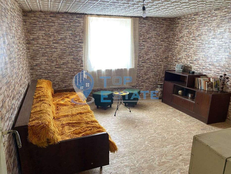 Двуетажна тухлена къща в село Буря, област Габрово