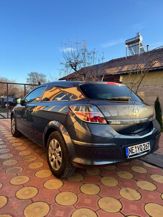 Opel Astra GTC 2010