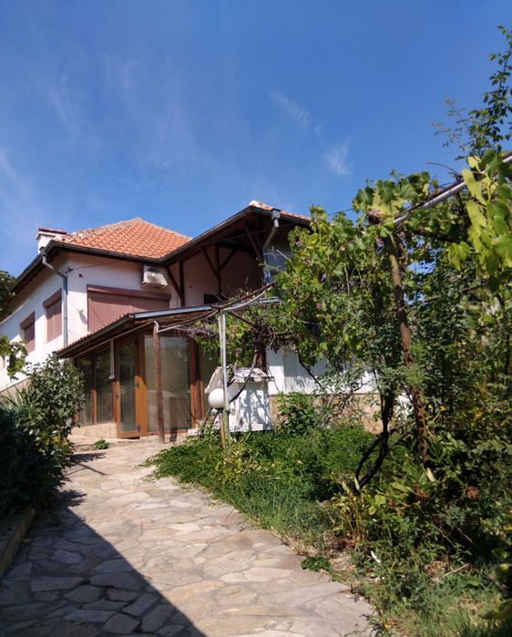 Продава къща в гр.Бобов дол