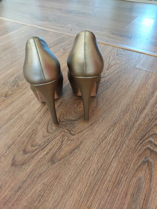 Туфли на высоком каблуке