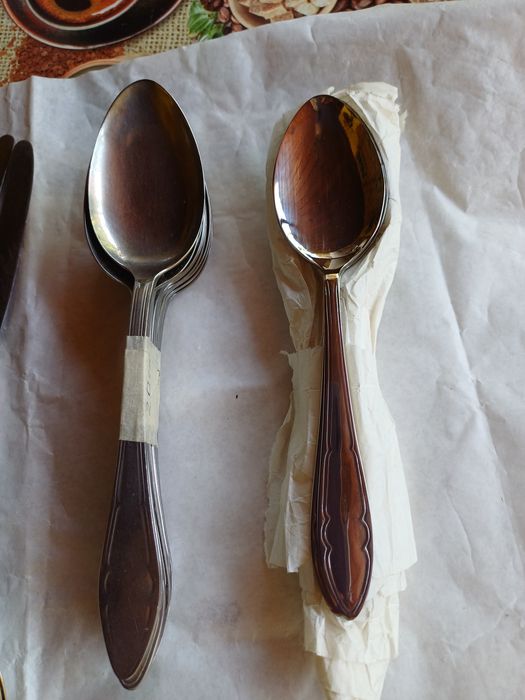 Големи и средни лъжици.10бр.малки ножове.И 6бр.  малки вилички. Произв