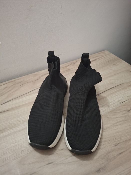 Vând adidași de la zara barbati