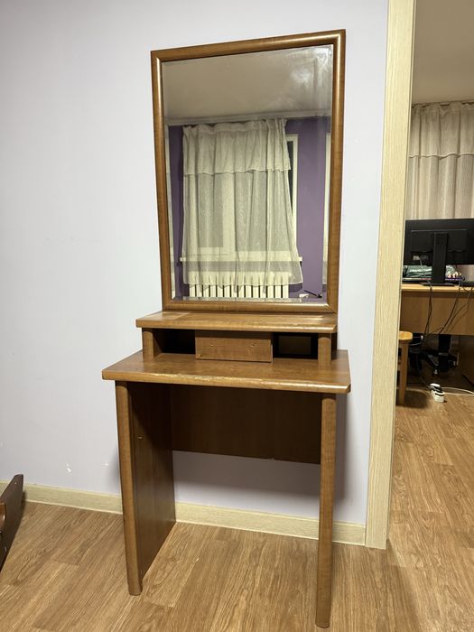 Туалетный столик с зеркалом
