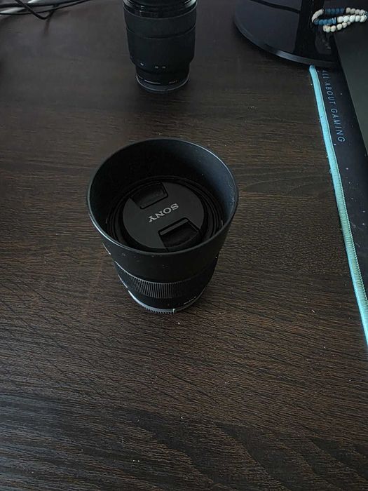 Vând obiectiv Sony 50mm f/1.8, montură Sony E, în stare foarte bună.