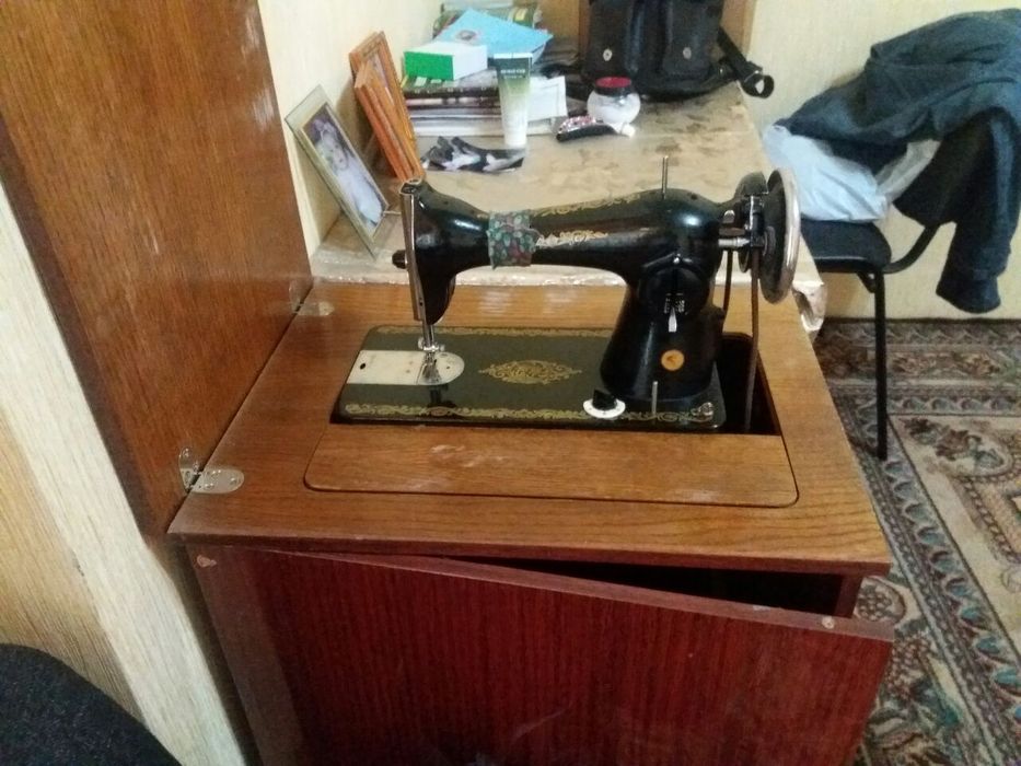 Tikuv mashinasi, tumbasi bilan birga