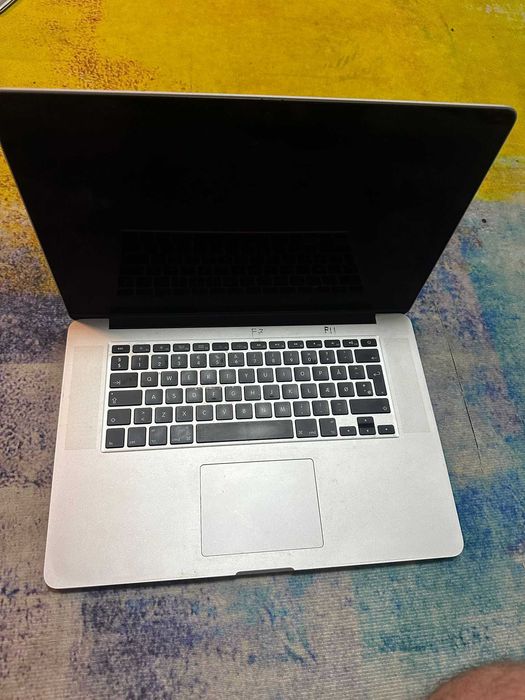 laptop Apple macbook A1398, cu defect la baterie