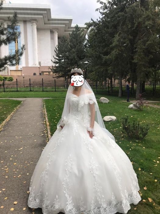 Свадебное платье со шлейфом (Айвори)
